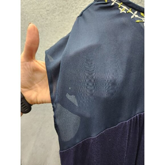 Navy Blue Amaryllis Embroidered Sleeveless Top Size 1X Cotton/Spandex Blend - Picture 6 of 7